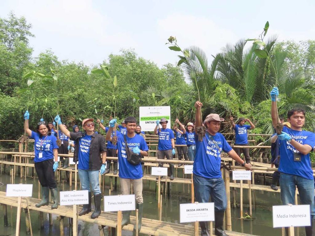 Temu media bertema “Mangrove Jakarta untuk Siapa?” di kawasan Suaka Margasatwa Muara Angke, Jakarta Utara, Kamis (25/5/2023). Rekan-rekan media akan memulai menanam mangrove. 
