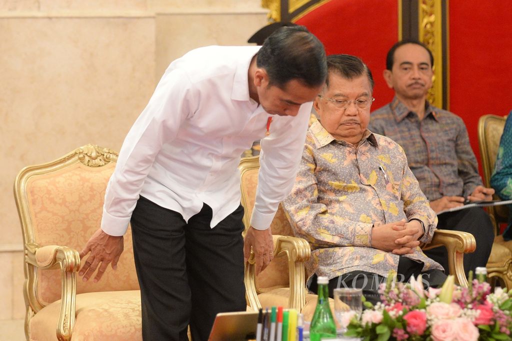 Presiden Joko Widodo bersama Wakil Presiden Jusuf Kalla menghadiri rapat kabinet paripurna tentang evaluasi pelaksanaan Rencana Pembangunan Jangka Panjang Nasional (RPJMN) 2014-2019 dan persiapan implementasi APBN 2020 di Istana Negara, Jakarta, Kamis (3/10/2019). 
