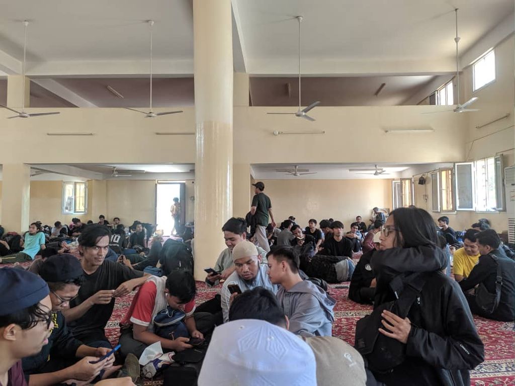 Sejumlah pelajar Indonesia menanti evakuasi dalam sebuah masjid di dekat tempat Persatuan Pelajar Indonesia (PPI) Sudan di Arkaweet, Sudan, Selasa (25/4/2023) waktu setempat. Pemerintah Indonesia mengevakuasi warga negara Indonesia karena perang berkecamuk di Sudan.