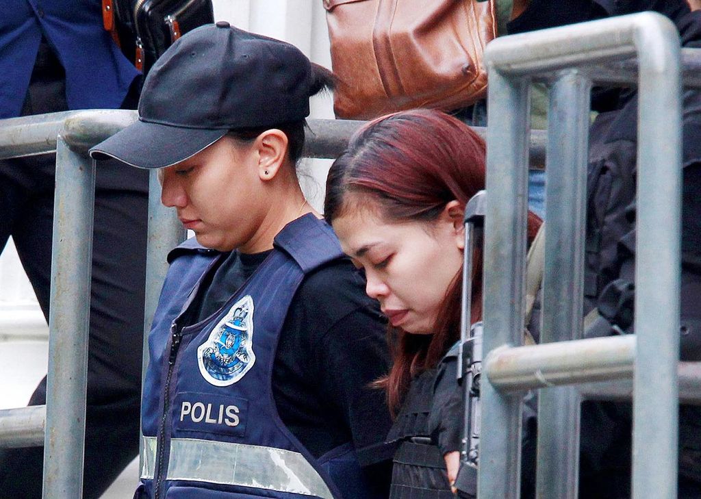 Perempuan  warga negara Indonesia, Siti Aisyah (kanan), meninggalkan gedung pengadilan di Sepang, Malaysia, awal Maret lalu, setelah didakwa terlibat dalam pembunuhan Kim Jong Nam, saudara satu ayah Pemimpin Korea Utara Kim Jong Un.
