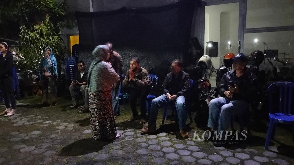 Sejumlah pelayat, yang merupakan para penggemar Koes Plus, datang melayat ke rumah Nomo Koeswoyo di Kota Magelang, Jawa Tengah, Kamis (16/3/2023) dini hari.