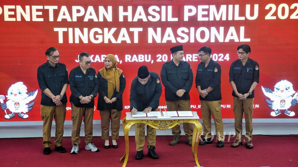 Para anggota Komisi Pemilihan Umum (KPU) menandatangani berita acara Rapat Pleno Terbuka Penetapan Hasil Pemilu 2024 di KPU, Jakarta, menjelang pengesahan, Rabu (30/3/2024). Setelah menyelesaikan rekapitulasi seluruh suara nasional dan luar negeri, KPU menetapkan dan mengesahkan hasil Pemilu 2024. 