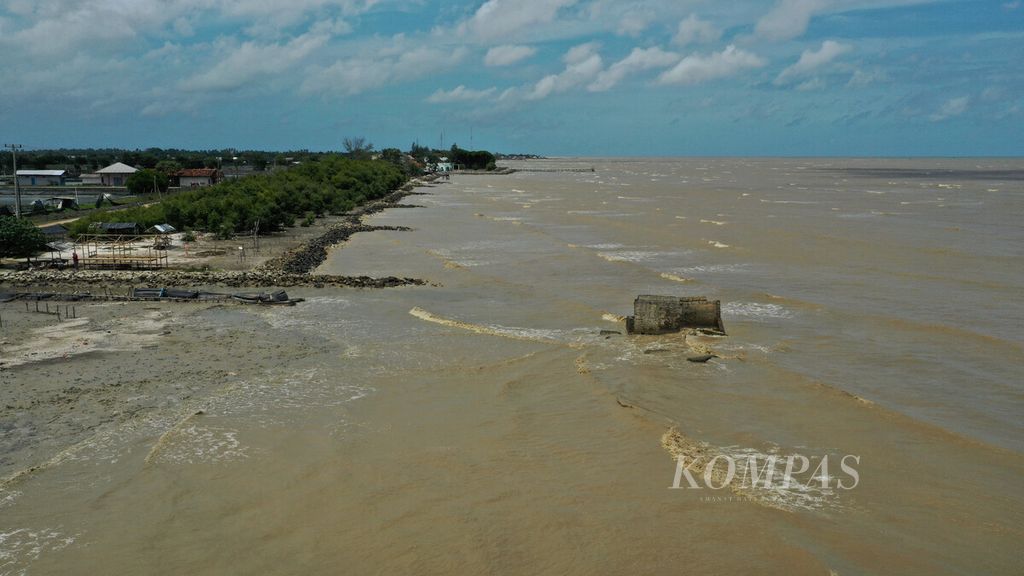 Foto udara Pantai Sukamulya di Desa Pusakajaya Utara, Kecamatan Cilebar, Kabupaten Karawang, Jawa Barat, Rabu (9/12/2020). Kawasan ini sudah bertahun-tahun mengalami abrasi hingga lebih dari 500 meter. 