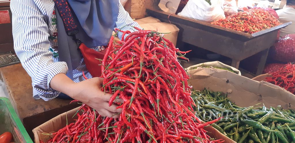 Cabai merah yang dijual di Pasar Induk Kramat Jati, Jakarta Timur, Senin (9/5/2022).