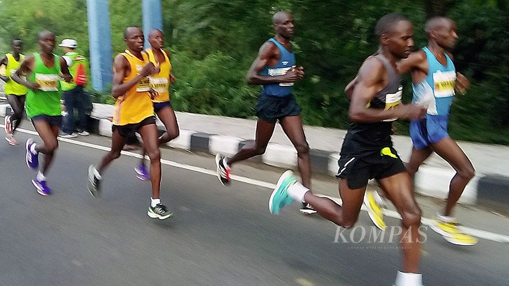 Sejumlah  pelari jarak jauh asal Kenya saling bersaing pada kategori maraton terbuka Bank Jateng Borobudur Marathon 2017 di Magelang, Jawa Tengah, Minggu (19/11). Berlari dan mengejar uang lomba-lomba maraton di sejumlah negaradi dunia menjadi cara ampuh warga Kenya, Afrika, untuk keluar dari jerat kemiskinan.