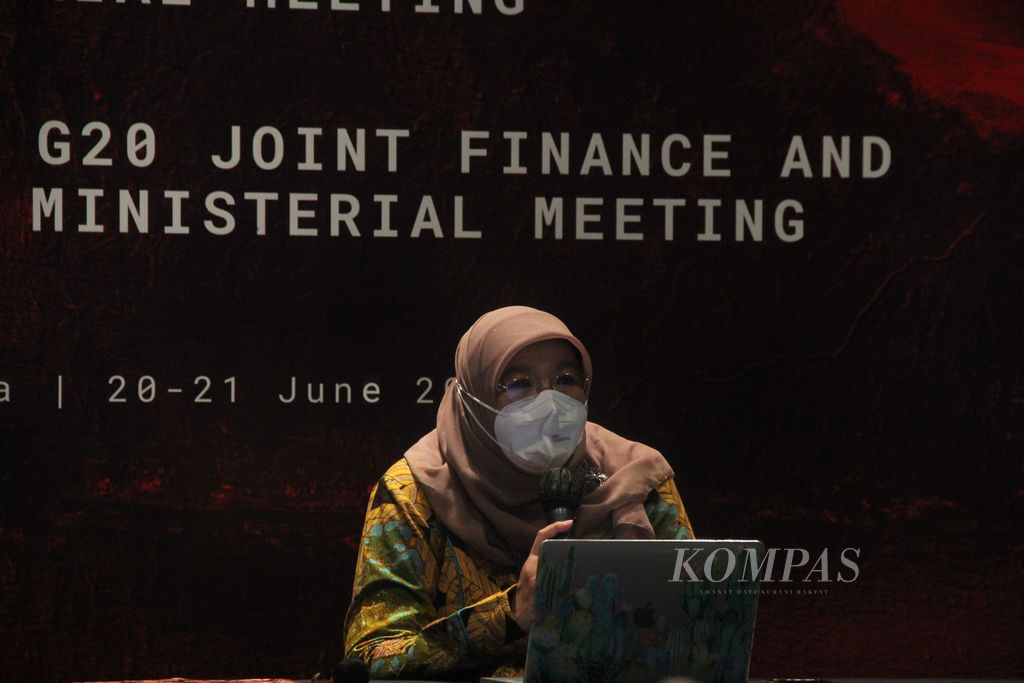 Juru Bicara Kementerian Kesehatan untuk G20, Siti Nadia Tarmizi, memberi keterangan di sela-sela Pertemuan Menteri Kesehatan G20, Senin (20/6/2022), di Hotel Marriot Yogyakarta, Kabupaten Sleman, Daerah Istimewa Yogyakarta.