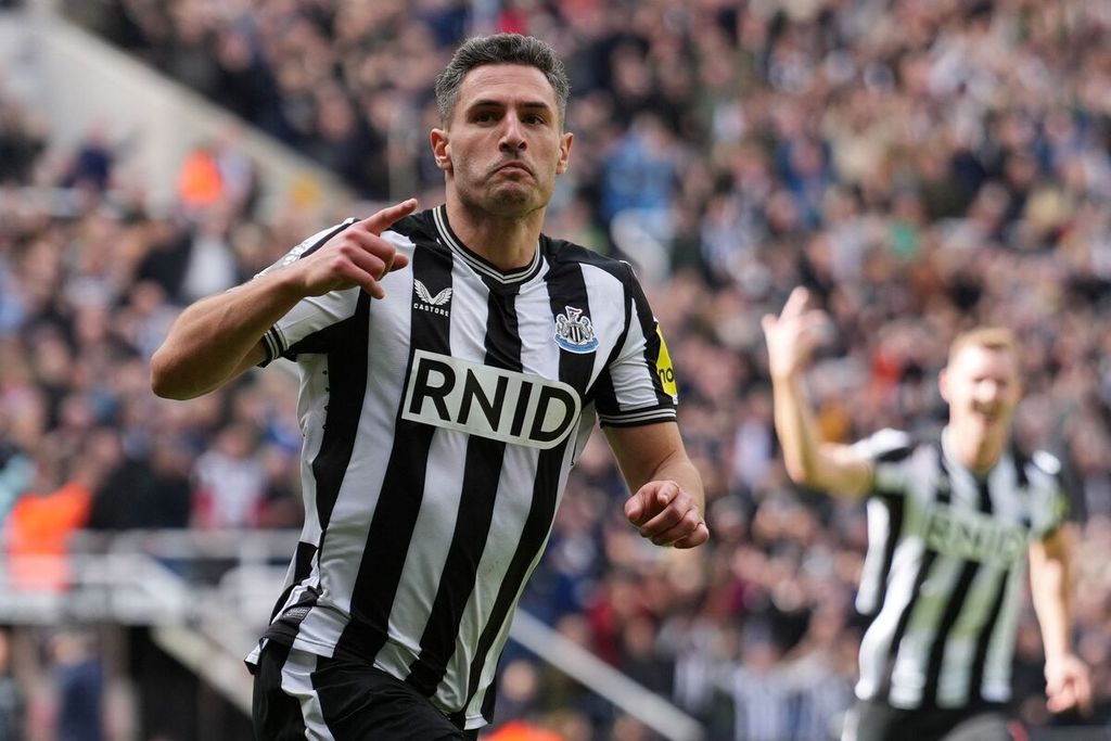 Pemain Newcastle United, Fabian Schar, merayakan golnya ke gawang Tottenham Hotspur pada laga Liga Inggris di Stadion St James' Park, Newcastle, Sabtu (13/4/2024). Newcastle menang 4-0 pada laga itu.