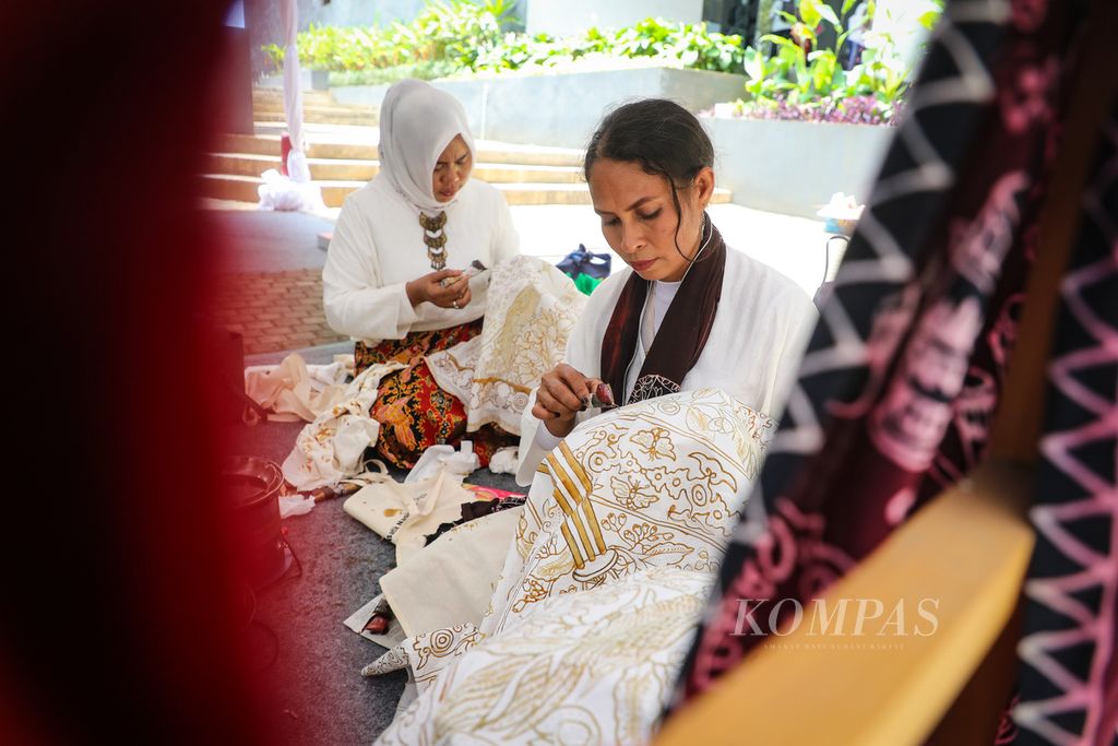 Pembatik mencanting dalam perayaan Hari Batik Nasional 2023 di Museum Batik Indonesia, Taman Mini Indonesia Indah, Jakarta, Senin (2/10/2023). 