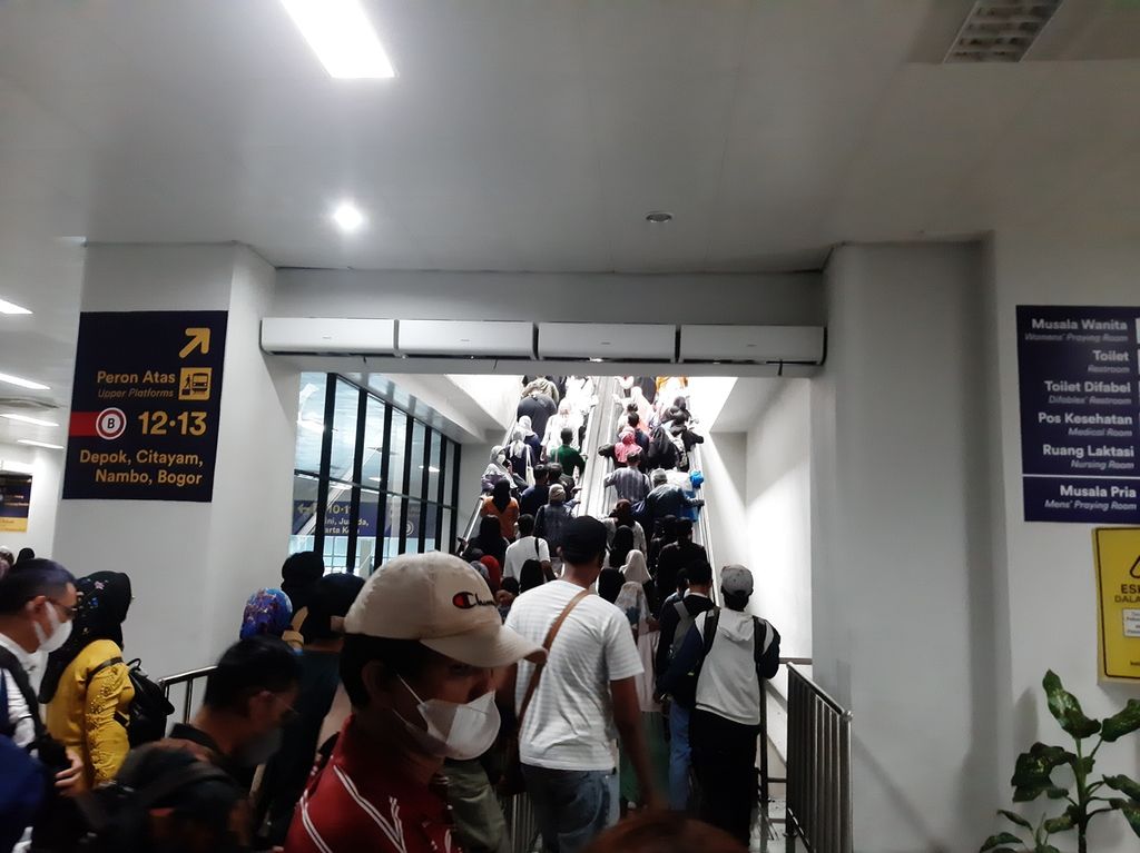 Antrean penumpang menggunakan eskalator menuju peron 12 dan 13 tujuan Depok dan Bogor di Stasiun Manggarai, Tebet, Jakarta Selatan, Selasa (14/3/2023).