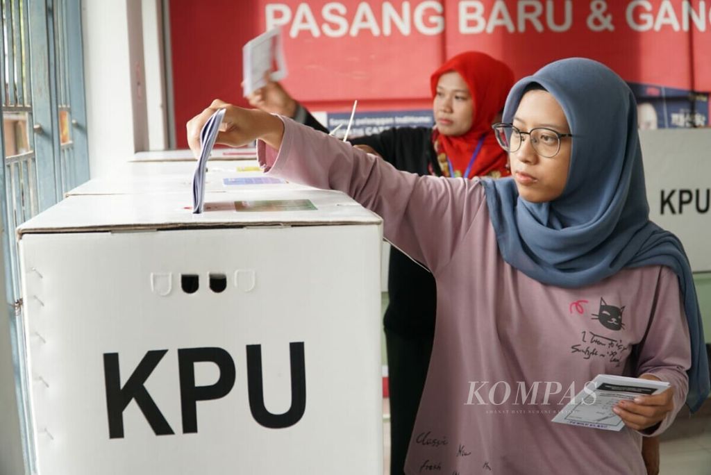 Pemilih di TPS 38 Kelurahan Kubu Dalam Parak Karakah, Padang Timur, Padang, Sumatera Barat, memasukkan surat suara ke dalam kotak suara, Sabtu (27/4/2019). TPS 38 melakukan pemilu ulang karena ada satu pemilih ilegal yang ikut mencoblos pada 17 April 2019.