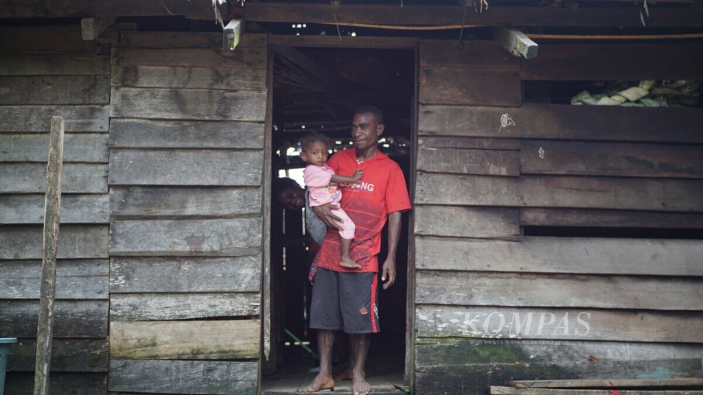Potret masyarakat di Kampung Waimon, Distrik Segun, Kabupaten Sorong, Papua Barat, Senin (20/9/2021). Kampung Waimon merupakan salah satu kampung tertinggal di Sorong.