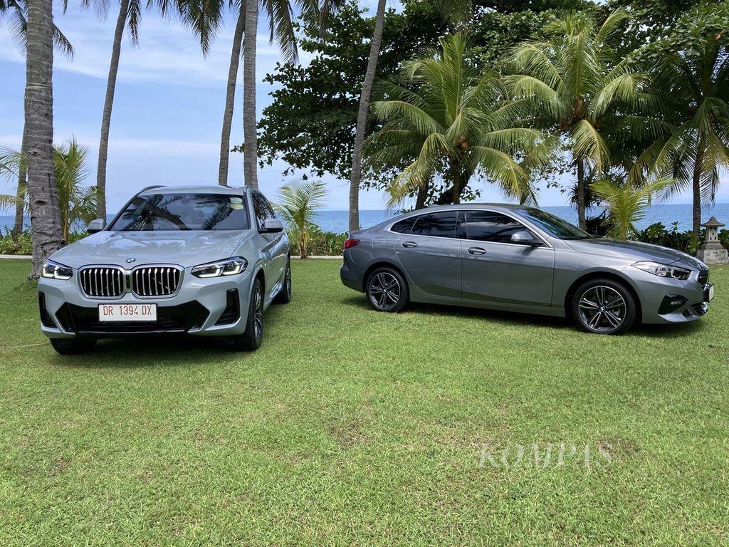 BMW X3 xDrive30i M Sport (kiri) dan BMW 218i Gran Coupe Sport yang terlibat dalam acara BMW Driving Experience: Explore Mandalika di Lombok, NTB, 18-21 Maret 2022.