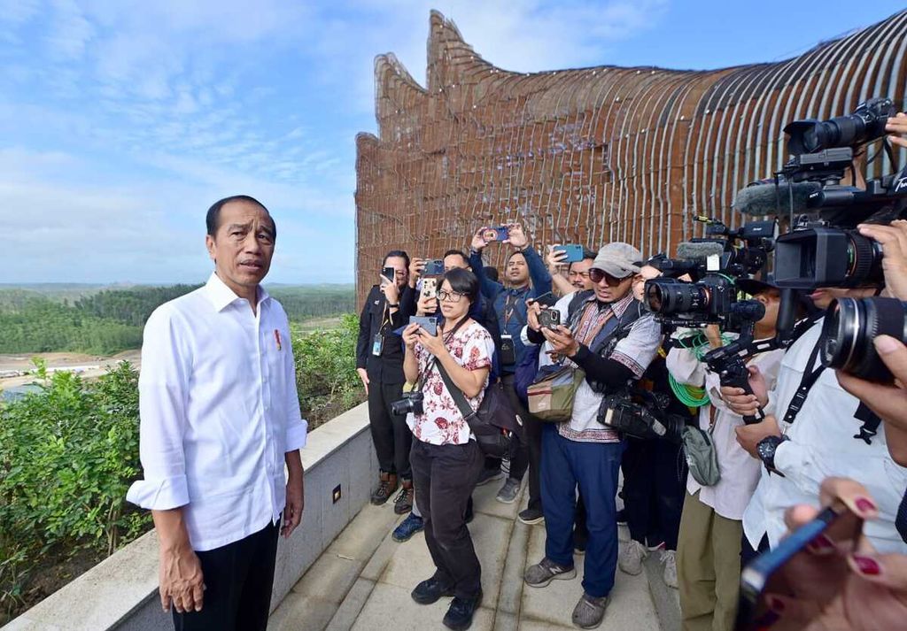 Presiden Joko Widodo menjawab pertanyaan wartawan di sela-sela meninjau langsung kawasan Istana Kepresidenan, Senin (29/7/2024). Kepala Negara yang didampingi Menteri Sekretaris Negara Pratikno turut mengajak awak media untuk meninjau sejumlah ruangan yang ada di kawasan Istana Kepresidenan, termasuk Kantor Presiden. 