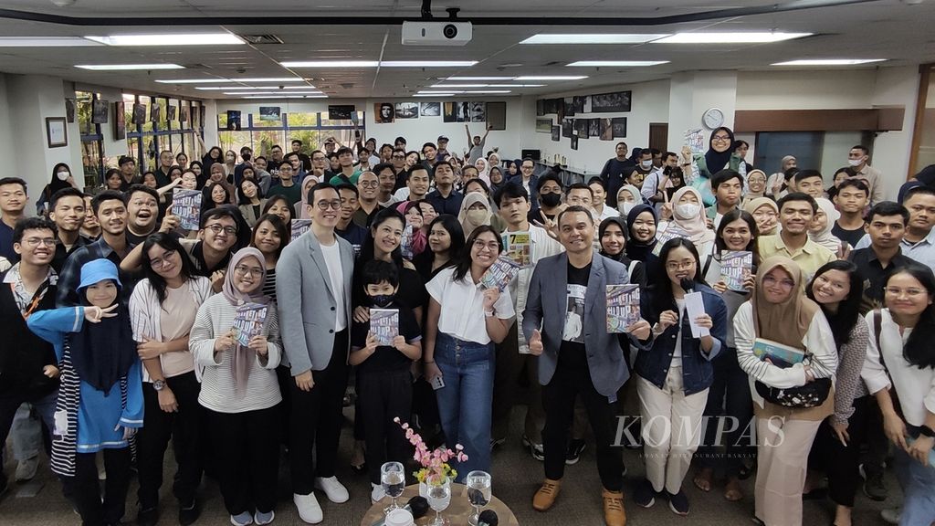 Suasana foto bersama sedikitnya 120 peserta acara peluncuran buku <i>Belajar Marketing Belajar Hidup</i> karya Henry Manampiring di Kompas Institute, Jakarta, Sabtu (29/6/2024). Dalam bincang mengenai buku itu, Andi Airin, Head of MX Marketing Samsung Indonesia, hadir sebagai pembicara selain Henry. Adapun peluncuran ditandai dengan penyerahan buku secara simbolis dari Wakil Pemimpin Redaksi <i>Kompas</i> Adi Prinantyo kepada Henry Manampiring.