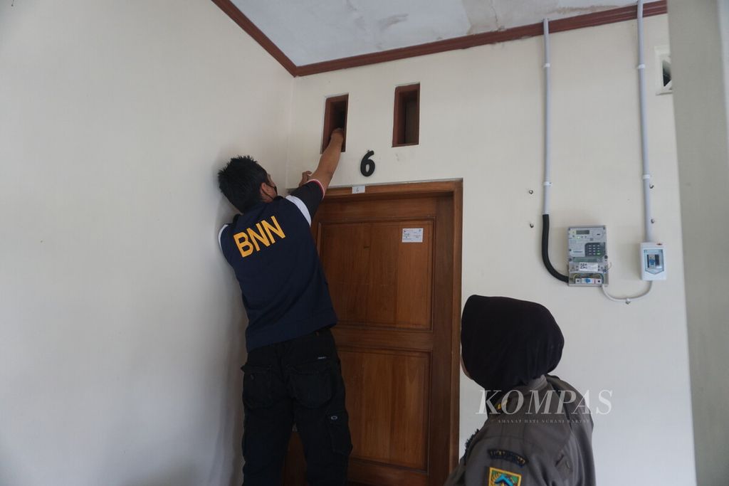 Tim BNN Kabupaten Banyumas merazia indekos dan menggelar tes urine bagi penghuninya di Purwokerto, Banyumas, Jawa Tengah, Senin (11/12/2023).