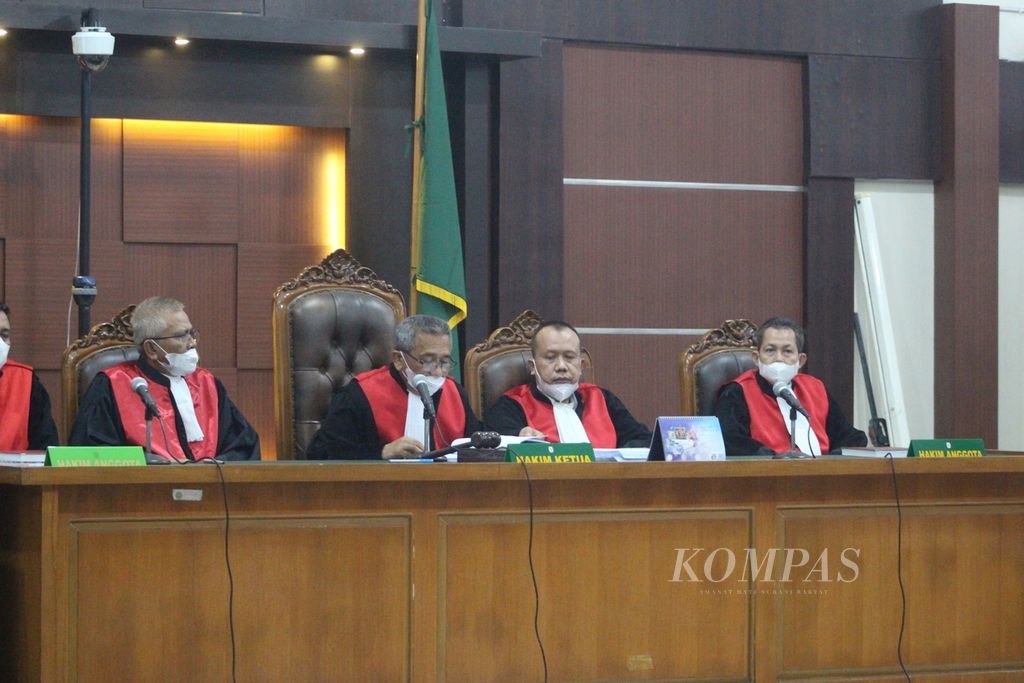 Majelis hakim membacakan vonis Alex Noerdin di Pengadilan Tindak Pidana Korupsi Palembang, Rabu (15/6/2022) malam. Alex divonis 12 tahun penjara karena terbukti melakukan korupsi pada kasus pembelian gas bumi melalui PDPDE dan pembangunan Masjid Raya Sriwijaya.