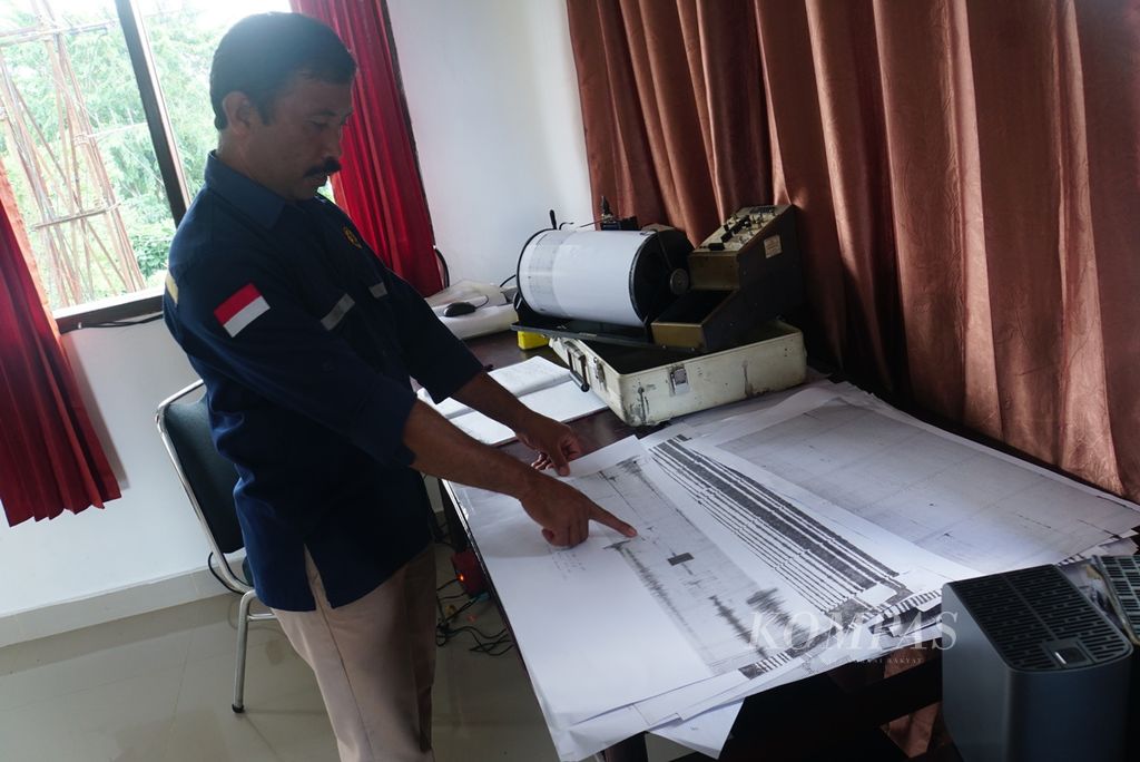 Kepala Pos Pengamatan Gunung Api Lokon dan Mahawu Farid Ruskanda menjelaskan aktivitas Gunung Lokon yang tercatat oleh seismograf di Tomohon, Sulawesi Utara, Kamis (20/7/2023).