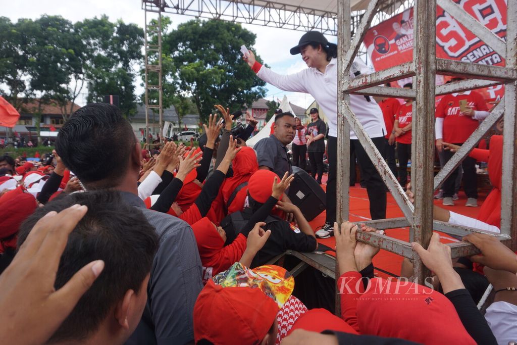 Ketua DPP PDI-P Puan Maharani menghadiri kampanye di Rempoah, Baturraden, Banyumas, Jawa Tengah, Jumat (2/2/2024).
