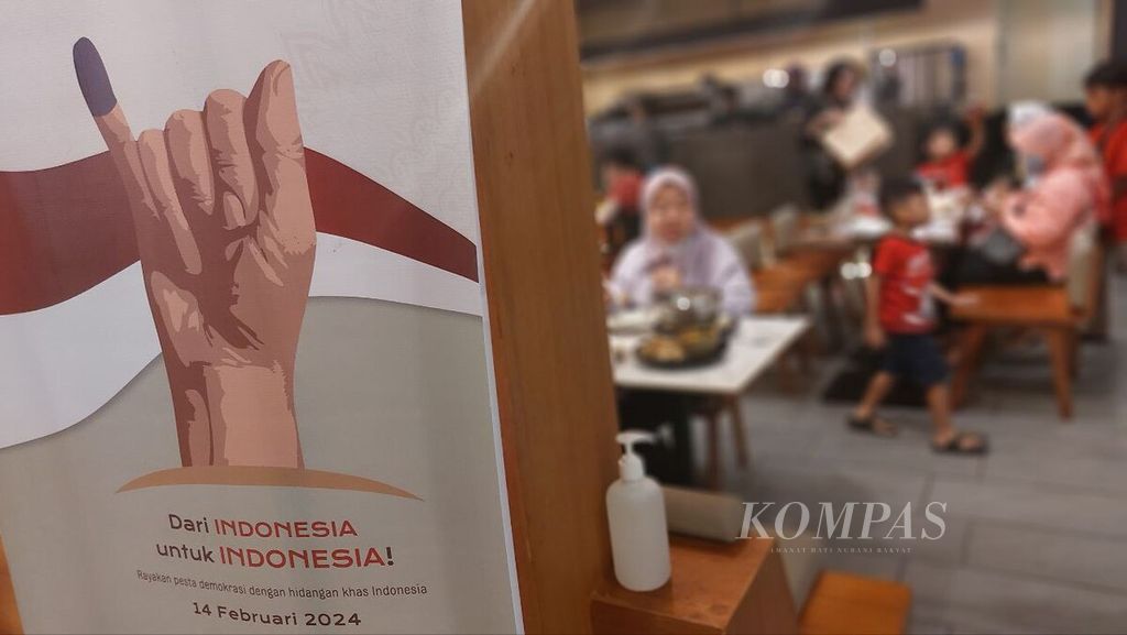 Salah satu restoran menawarkan diskon menyambut pemilu 2024 di Mal Grand Indonesia, Jakarta, Rabu (14/2/2024). Beragam bentuk promosi ditawarkan di pusat perbelanjaan menyambut antusiasme warga yang berpartisipasi dalam pemilu dengan menunjukkan bukti jari ungu. Kompas/Riza Fathoni