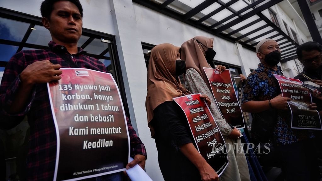 Keluarga korban Tragedi Stadion Kanjuruhan mendatangi kantor Komisi Nasional Hak Asasi Manusia, Jakarta, Selasa (11/4/2023). Mereka mengadukan putusan vonis hakim yang terlalu ringan dibandingkan dengan dampak dari peristiwa yang menewaskan ratusan suporter sepak bola tersebut.