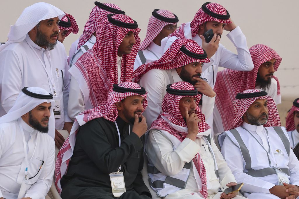 Sejumlah ahli astronomi dan ulama Arab Saudi mencoba memastikan penampakan hilal yang akan menentukan kepastian dimulainya bulan suci Ramadhan di kota Hautat Sudair, Minggu (10/3/2024). 
