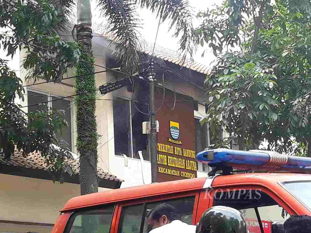Pelaku peledakan bom Taman Pandawa, Kelurahan Arjuna, Kecamatan Cicendo, Kota Bandung, Senin (27/2/2017) pukul 08.15, bersembunyi di kantor kelurahan Arjuna.
