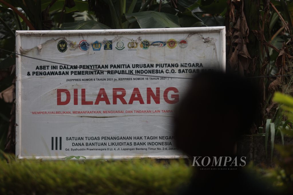 Papan sita aset terpasang di tanah yang berhasil disita negara dalam kasus BLBI, di Lebak Bulus, Jakarta, Jumat (10/3/2023). 