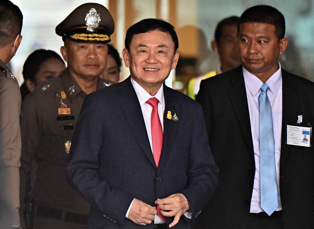 Bekas Perdana Menteri Thailand Thaksin Shinawatra (tengah) tiba di Bangkok pada 22 Agustus 2023 setelah mengasingkan diri 15 tahun. 