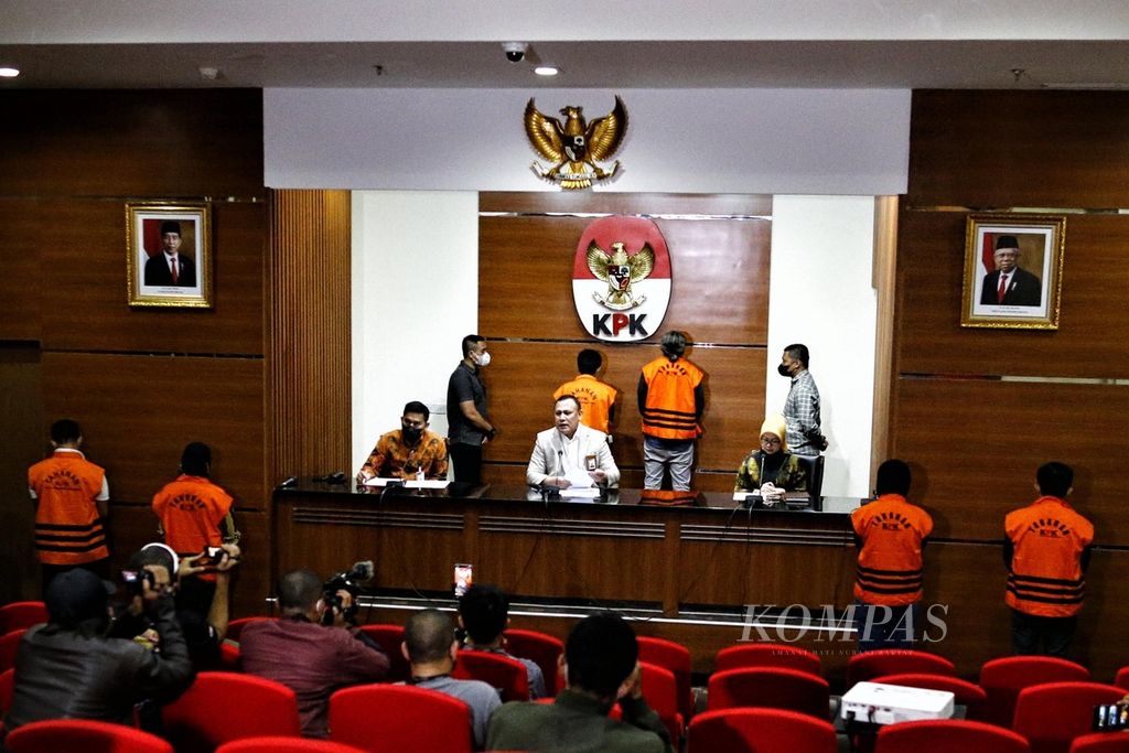 Ketua KPK Firli Bahuri (tengah) di Kantor KPK, Jakarta, memberi keterangan kepada wartawan terkait operasi tangkap tangan dugaan pemberian suap pengurusan perkara di Mahkamah Agung, Jumat (23/9/2022) pagi. Dalam kasus ini, KPK telah menetapkan 10 tersangka dengan satu di antaranya adalah hakim agung.