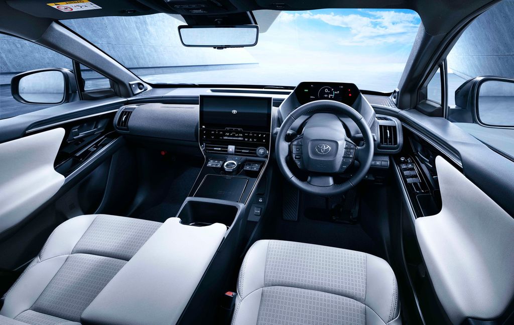 Tampilan interior mobil listrik murni (<i>battery electric vehicle</i>/BEV) Toyota bZ4x yang diluncurkan di Jepang, 12 Mei 2022.