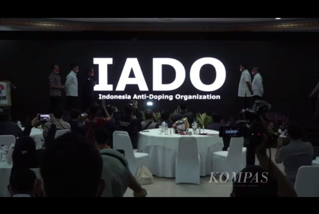 Seremoni perubahan nama Lembaga Anti-Doping Indonesia (LADI) menjadi Indonesia Anti-Doping Organization (IADO) seusai konferensi pers mengenai pencabutan sanksi Badan Antidoping Dunia (WADA) kepada LADI secara daring oleh Kemenpora, Jumat (4/2/2022). 