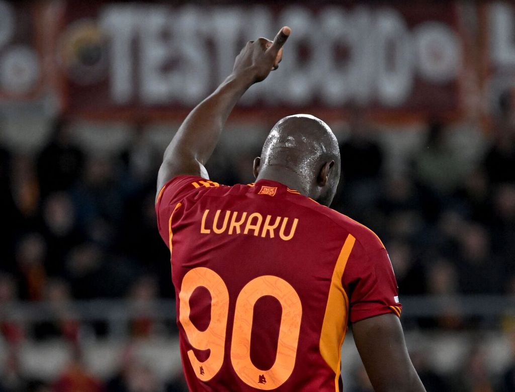 Striker AS Roma Romelu Lukaku saat laga Liga Italia lawan Sassuolo di Stadion Olympic, Roma, 17 Maret 2024. Roma tengah mengejar tiket ke Liga Champions.