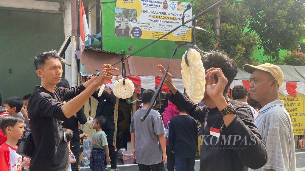 Beberapa warga mengikuti lomba makan kerupuk di Petamburan, Tanah Abang, Jakarta Pusat, Kamis (17/8/2023). 