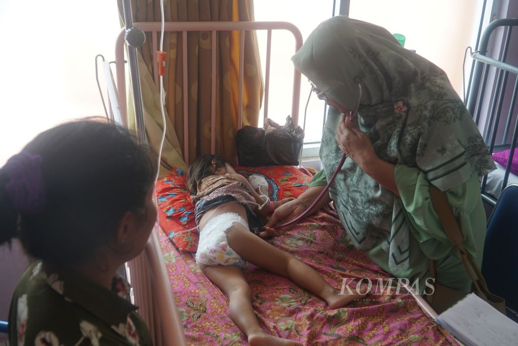 A doctor checks the condition of a toddler patient during an extraordinary event in the children's ward of the Dr. Muhammad Zein Painan Regional General Hospital in Pesisir Selatan Regency, West Sumatra, on Wednesday (8/5/2024).