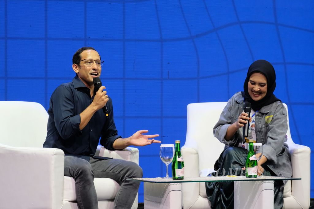 Minister of Education, Culture, Research, and Technology Nadiem Anwar Makarim (left) and the Initiator of the All Students All Teachers movement Najeela Shihab at a talk show event at the Belajaraya 2023 education festival, Saturday (29/7/2023), in Jakarta.