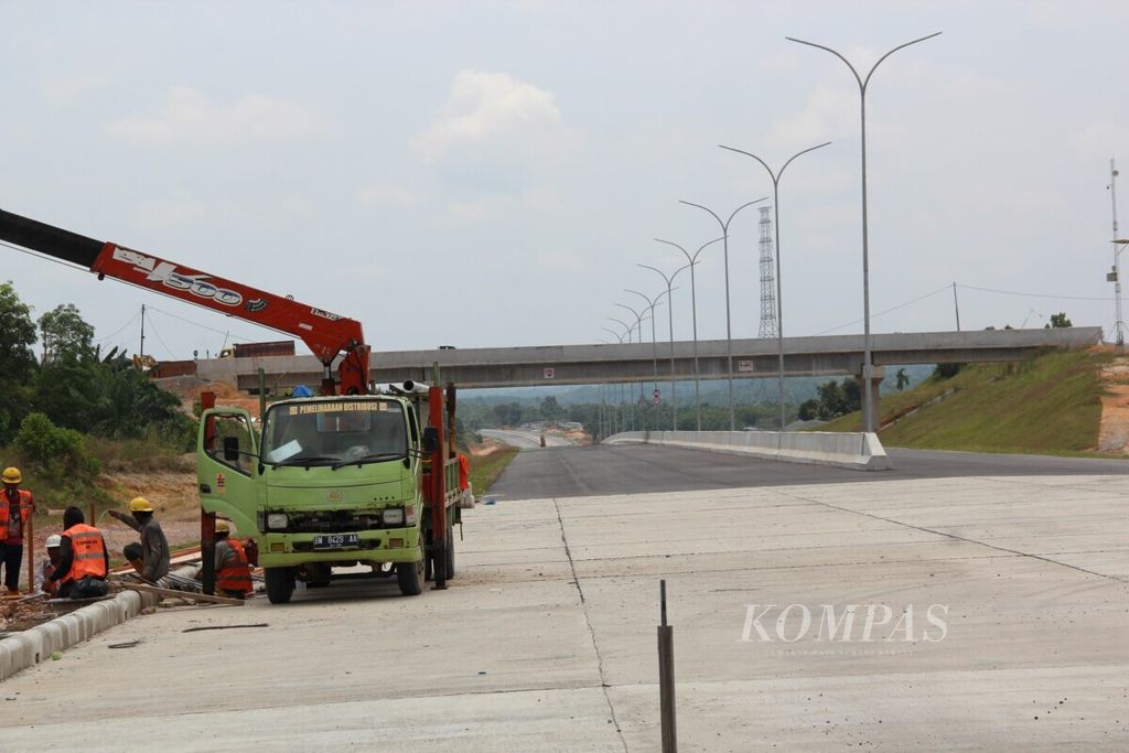 Jalan tol Pekanbaru-Dumai saat masih dalam proses pembangunan pada April 2019.