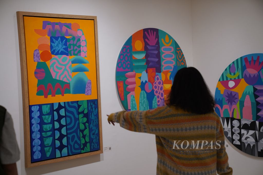 Pengunjung mengamati karya Popomangun yang berjudul ”House of Home 2.0” dan ”Under the Bright Sun dan Sand” dalam pameran bertajuk Art Coolture di Jakarta Art Hub, Jakarta Pusat, Selasa (16/1/2024). 
