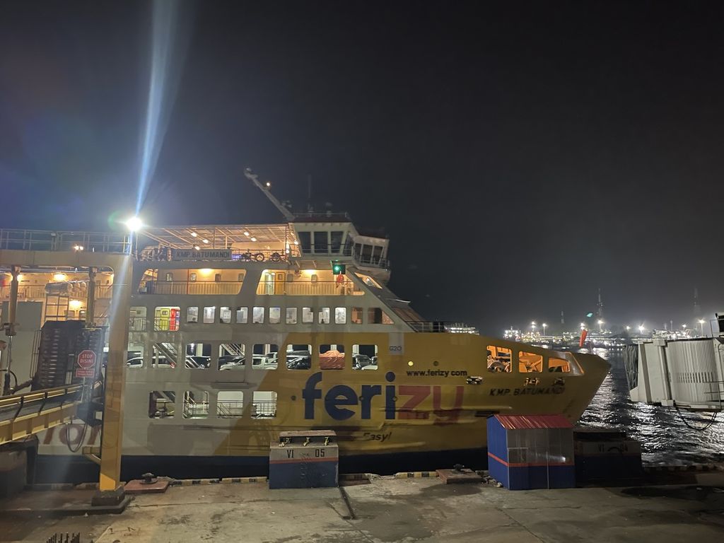 KMP Batu Mandi baru bersandar di Pelabuhan Merak, Banten, pada Sabtu (29/4/2023) malam setelah perjalanan dari Pelabuhan Bakauheni, Lampung.