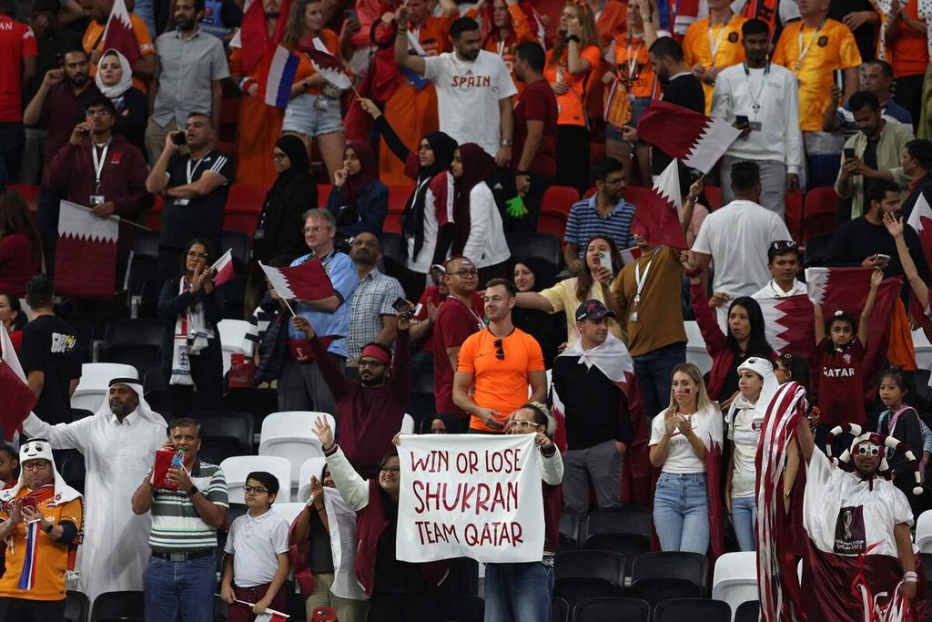 Seorang suporter membawa spanduk bertuliskan "Menang atau Kalah, Shukran (terima kasih) Tim Qatar", dalam pertandingan Grup A Piala Dunia Qatar antara Belanda dan Qatar di Stadion Al Bayt, Al Khor, Selasa (29/11/2022).   