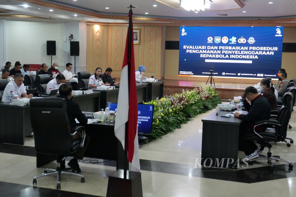 Suasana jelang Rapat Koordinasi terkait Evaluasi dan Perbaikan Prosedur Pengamanan Penyelenggaraan Sepak Bola Indonesia di Kantor Kemenpora, Jakarta, Kamis (6/10/2022). 
