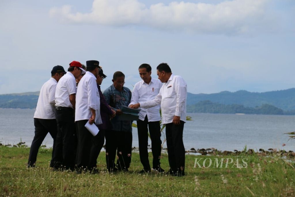 Presiden Joko Widodo meninjau lokasi yang akan dibangun menjadi Kawasan Ekonomi Khusus Tanjung Pulisan di Pelabuhan Likupang, Minahasa Utara, Sulawesi Utara, Kamis (4/7/2019).