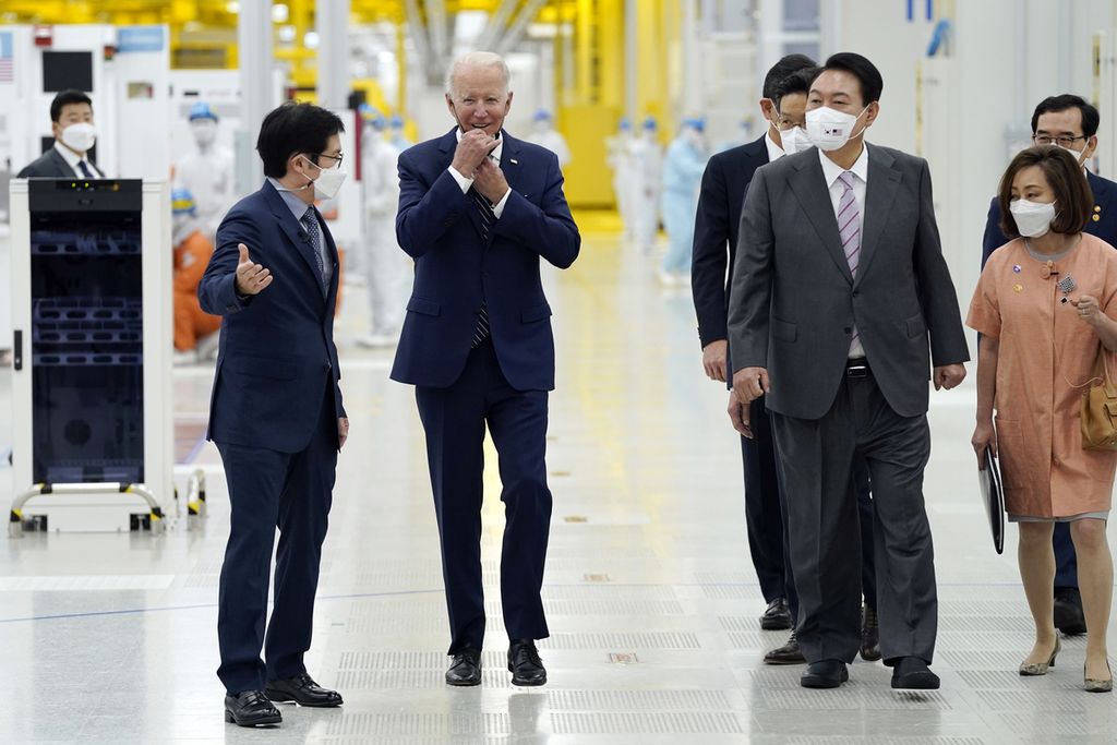 Presiden Amerika Serikat Joe Biden (dua dari kiri) berjalan bersama Presiden Korea selatan Yoon Suk Yeol (bermasker, tiga dari kanan) melihat pabrik Samsung Electronics Pyeongtaek, Jumat (20/5/2022). Pada 23 April 2023, giliran Yoon akan dijamu Biden di Washington