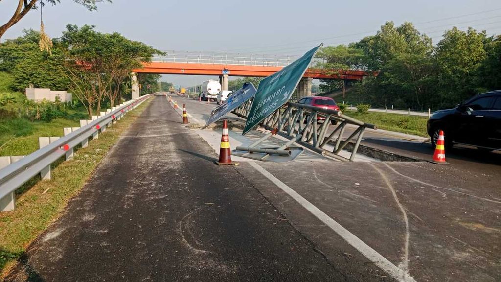 Kondisi lalu lintas di Jalan Tol Cipali setelah kecelakaan tunggal bus yang membawa rombongan dosen Universitas Pamulang, Kamis (25/7/2024). Satu orang tewas dalam peristiwa ini.