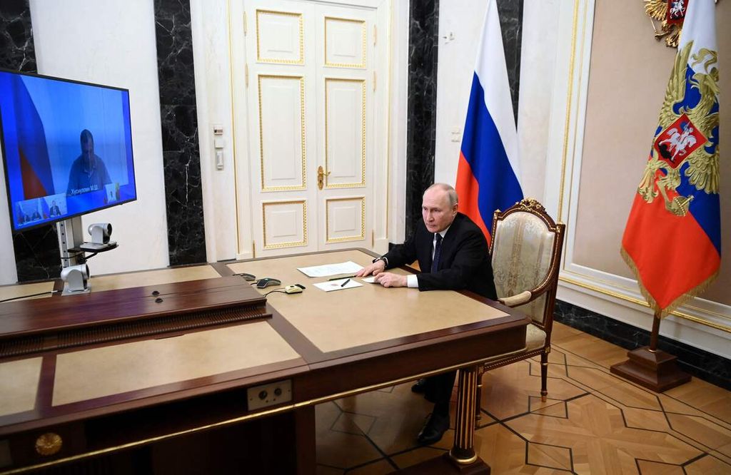 Presiden Rusia Vladimir Putin menggelar rapat koordinasi virtual dengan sejumlah pembantunya pascaserangan atas Jembatan Krimea di Kremlin, Moskwa, 17 Juli 2023. 