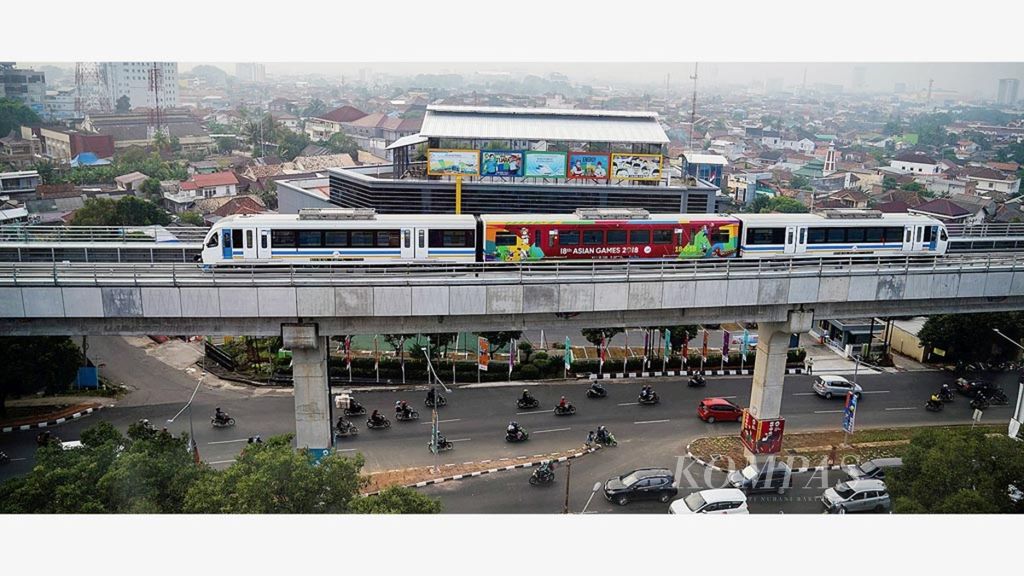 Kereta ringan (LRT) Palembang melintas di kawasan Demang Lebar Daun, Palembang, Sumatera Selatan, Kamis (16/8/2018). LRT di Palembang dibangun untuk menyukseskan Asian Games 2018.