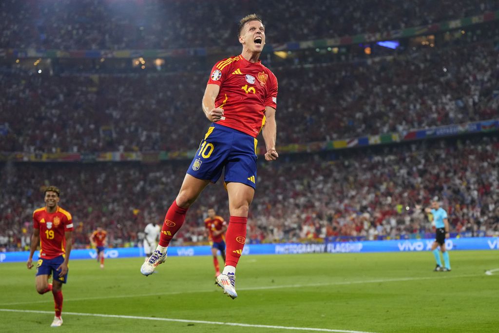 Pemain Spanyol, Dani Olmo, merayakan golnya ke gawang Perancis pada semifinal Piala Eropa 2024 di Muenchen, Jerman, Rabu (10/7/2024) dini hari WIB. Spanyol menang 2-1 dan berhak maju ke final.