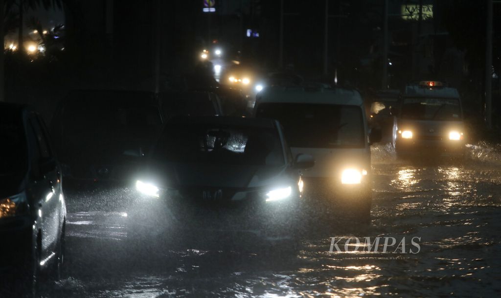 Kendaraan menembus genangan di Jalan Prof Dr Satrio di kawasan Karet, Jakarta, Selasa (4/10/2022). Berdasarkan data dari BMKG, BPBD DKI Jakarta memberi peringatan terkait adanya cuaca ekstrem di Jakarta pada 2-8 Oktober 2022. 