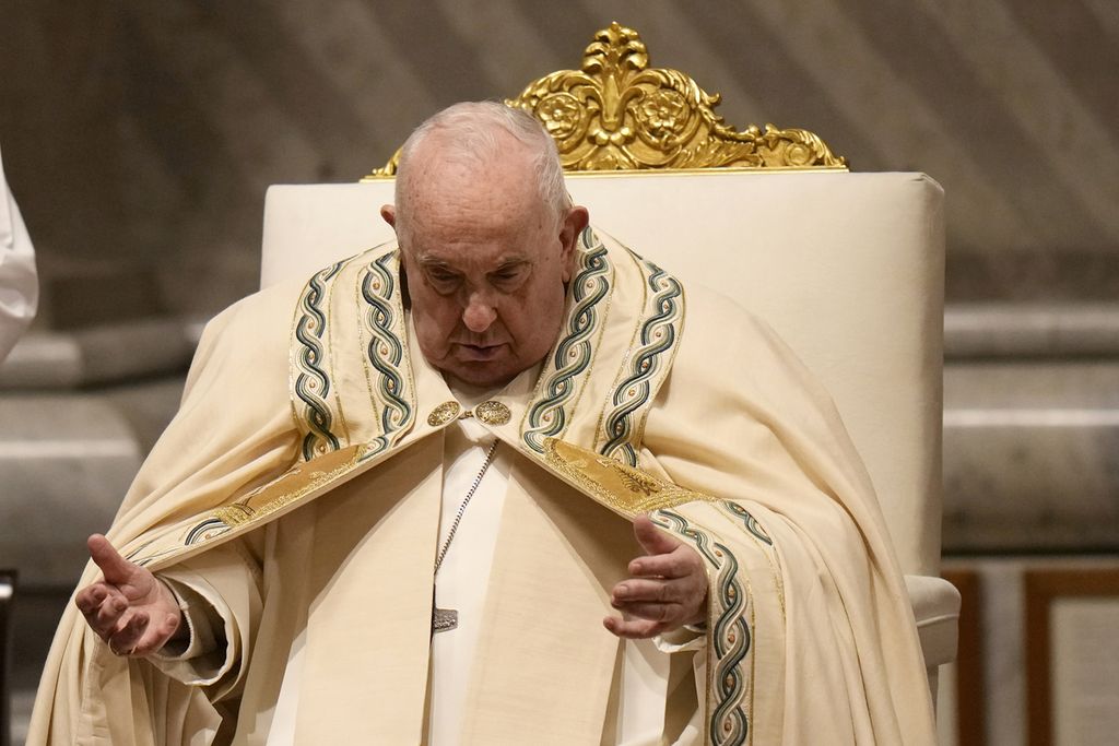 Paus Fransiskus memimpin misa vigili Paskah, Sabtu (30/3/2024), di Vatikan.
