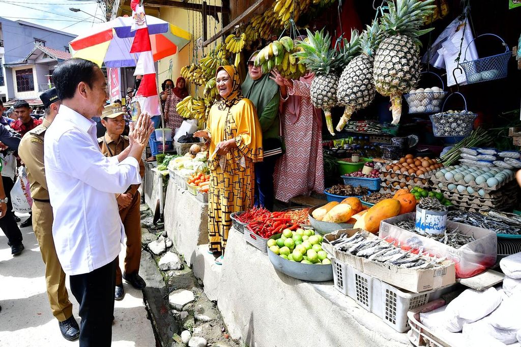Presiden Joko Widodo menyambangi Pasar Tumpah Mamasa, Kabupaten Mamasa, Sulawesi Barat, Selasa (23/4/2024). Harga komoditas di pasar ini dinilai stabil.