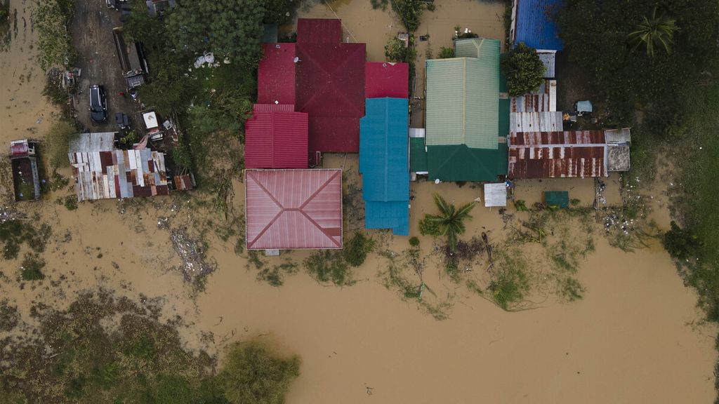 Banjir menggenangi permukiman di San Miguel, Bulacan, Filipina, Senin (26/9/2022), akibat siklon Noru. 